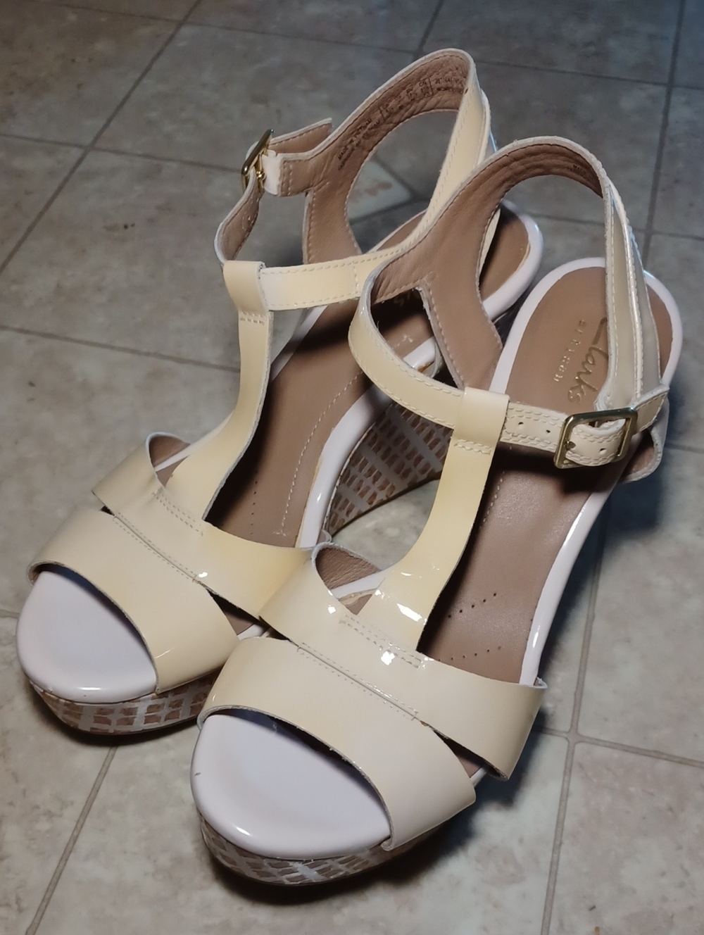 Clarks Artisan Patent Leather Wedge Sandals Cork Platform T-Strap Size 7
